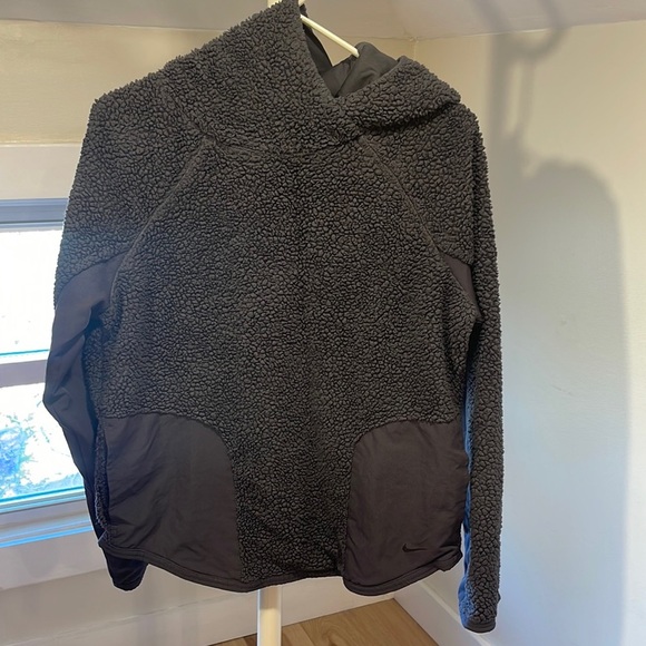 Nike Gray Sherpa Fleece Training Top Teddy Pullover, Size Small - Picture 1 of 5